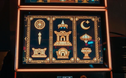 Leuchtender Slot-Maschinen-Bildschirm mit antikem Tempel-Thema und goldenen Symbolen